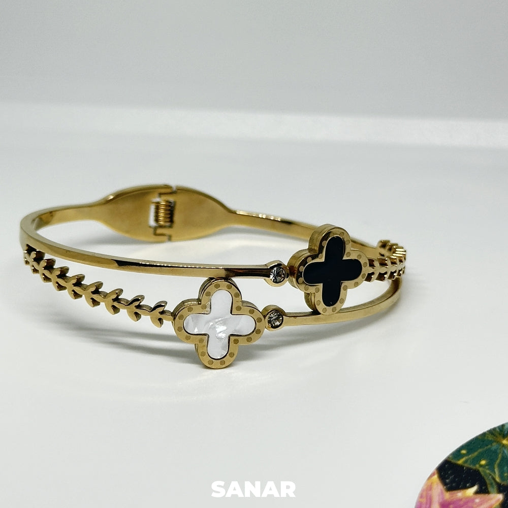 Black & White Flower Bracelet - Anti-Tarnish