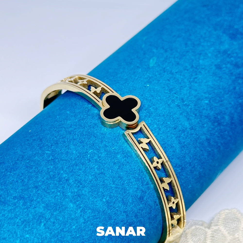 Black Flower Bracelet - Anti-Tarnish