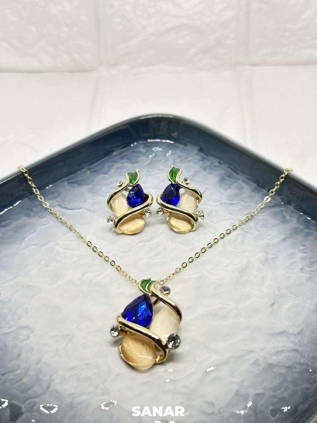 Oval Emerald Diamond Necklace and Earring