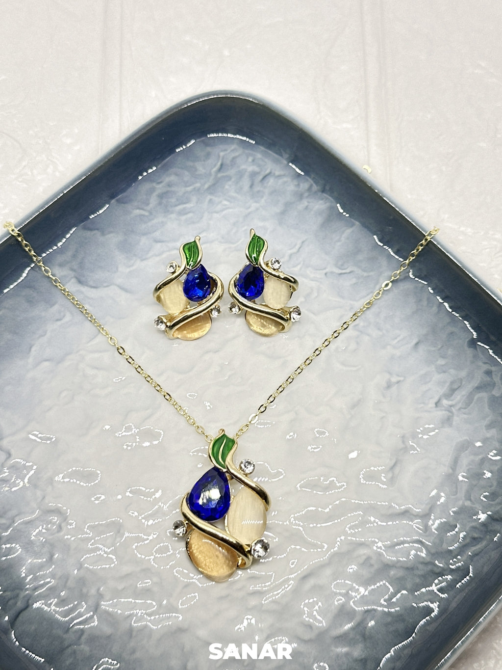 Oval Emerald Diamond Necklace and Earring